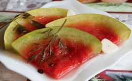 How to prepare delicious and healthy watermelons in your own juice for the winter