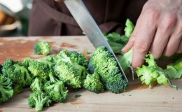 Choosing the edible parts of broccoli - is it possible to eat the stalk and stalk?