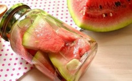 How to salt watermelons in a saucepan in pieces quickly, simply and tasty