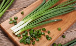 Calorie content, benefits and harms of green onions