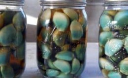 Why does garlic turn green? Practical tips to get rid of this problem