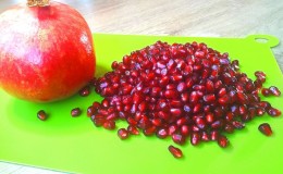 How to eat pomegranate correctly (with or without seeds): life hacks for easy peeling of the fruit