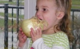 Is it possible to give onions to a small child and at what age?
