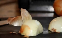 What to do with peeled onions: how to preserve them longer
