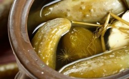 Recipes for pickled cucumbers: in jars under an iron lid, like barrels