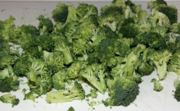 A selection of recipes from experienced housewives: how to pickle broccoli simply and tasty