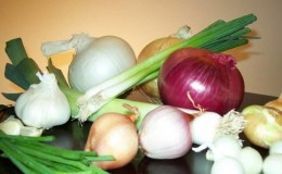 Is it possible to eat onions with gastritis with high or low acidity?