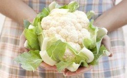 Is it possible to eat cauliflower raw and for whom is it contraindicated?