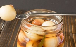 Delicious recipes for the winter: pickled onions without sterilization