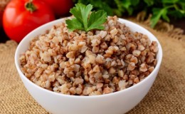 How many carbohydrates, proteins and fats does boiled buckwheat contain per 100 grams?