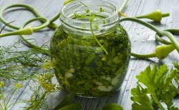 The best ways to prepare parsley for the winter in dry, frozen and canned form