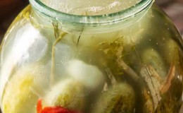Why does a white coating appear on pickled cucumbers and is it possible to eat them?