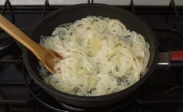 Useful properties of stewed onions for the body and the most delicious recipes