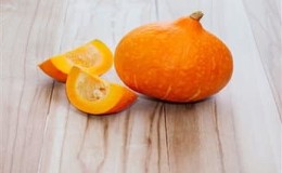 Tasty and bright Kapitoshka pumpkin: getting to know the variety and reviews from gardeners about its cultivation