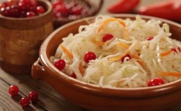 How to properly prepare sauerkraut with lingonberries