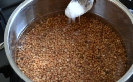 Calorie content of boiled buckwheat in water with salt, with and without oil