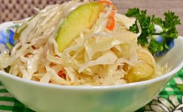 Delicious recipes for pickled cabbage in jars with apples for the winter, which are eaten instantly