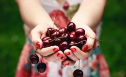 What are the benefits of cherries for a woman’s body?