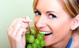 How many calories do grapes have and how are they good for health?