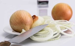 How to eat onions correctly: daily consumption rates, benefits and harms, contraindications