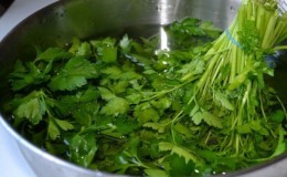 Does parsley decoction help with delayed menstruation and how to use it correctly