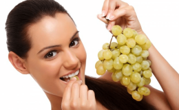 Can a young mother eat grapes while breastfeeding?
