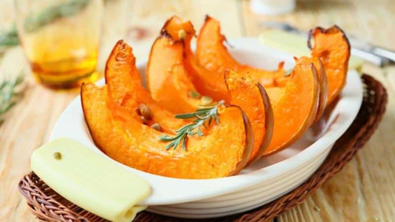 How to properly cook pumpkin baked in the oven: the benefits and harms of the dish