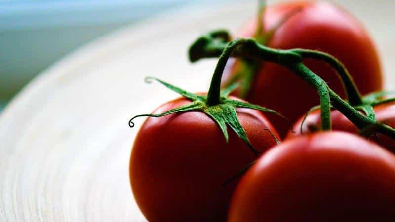 How to properly mulch tomatoes in a greenhouse with grass clippings and other materials
