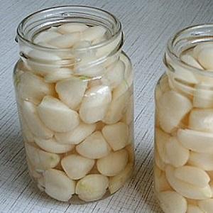 How to preserve garlic for the winter in a tasty and simple way?
