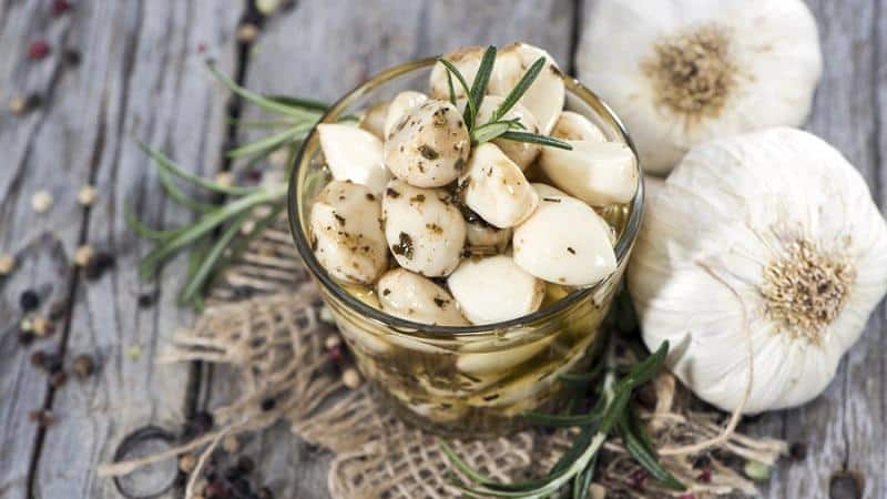 How to preserve garlic for the winter in a tasty and simple way?