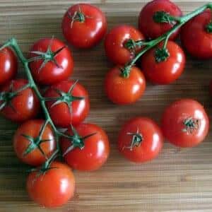 Miniature bushes with tomato crumbs - garden bed decoration: Caramel tomato and tips for growing it