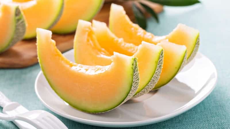How does melon affect the intestines: does it weaken or strengthen?