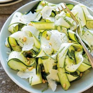 How to make quick-cooking lightly salted zucchini: the best ways