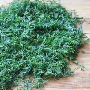 How to freeze dill for the winter in the freezer: methods of preparation and further use