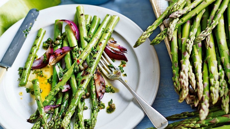 The benefits of pickled asparagus and how to cook it at home