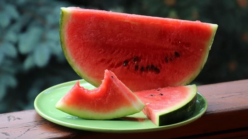 How to understand that a watermelon has gone bad and what to do if this happens