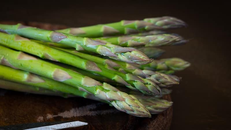 What is asparagus, what does it look like and how is it used?