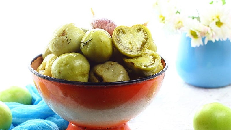 The best methods for cold pickling green tomatoes in a bucket
