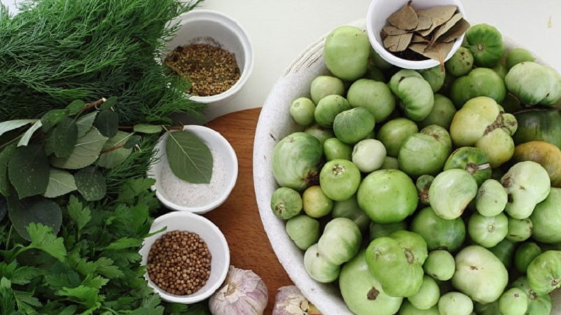 The best methods for cold pickling green tomatoes in a bucket
