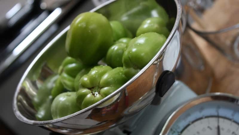The best methods for cold pickling green tomatoes in a bucket