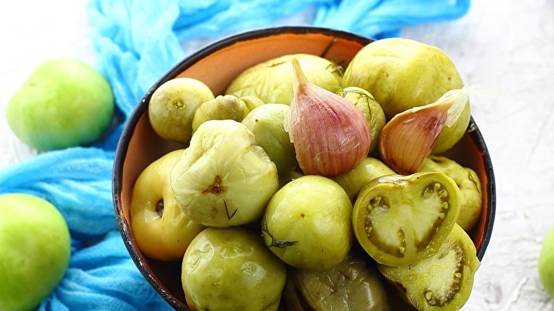The best methods for cold pickling green tomatoes in a bucket