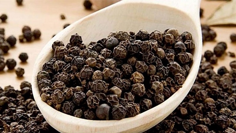 The benefits and harms of black pepper, as well as methods of its use in cooking, cosmetology and traditional medicine