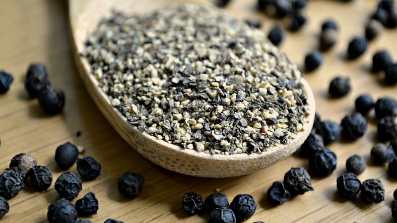 The benefits and harms of black pepper, as well as methods of its use in cooking, cosmetology and traditional medicine