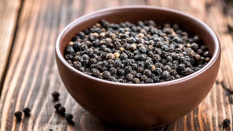 The benefits and harms of black pepper, as well as methods of its use in cooking, cosmetology and traditional medicine