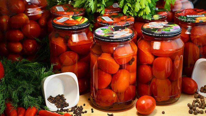 The most delicious recipes for pickled tomatoes in jars for the winter: how to prepare and roll up the preparations correctly