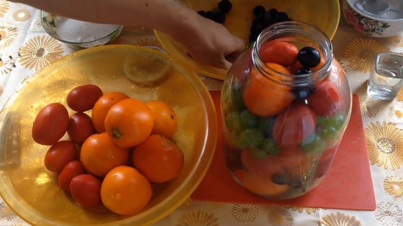 The most delicious recipes for pickled tomatoes in jars for the winter: how to prepare and roll up the preparations correctly