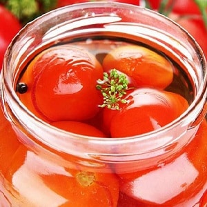 How to properly prepare salted tomatoes in jars, cold in barrels: recipes and useful tips