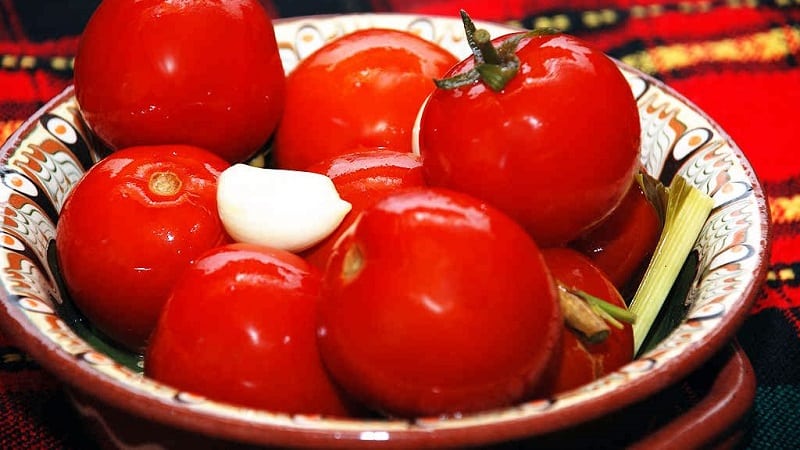 How to properly prepare salted tomatoes in jars, cold in barrels: recipes and useful tips