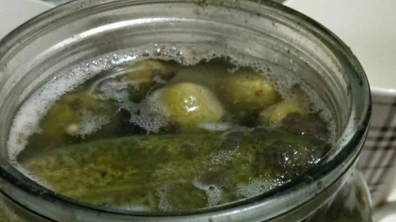 Why jars of cucumbers explode and what to do to avoid it