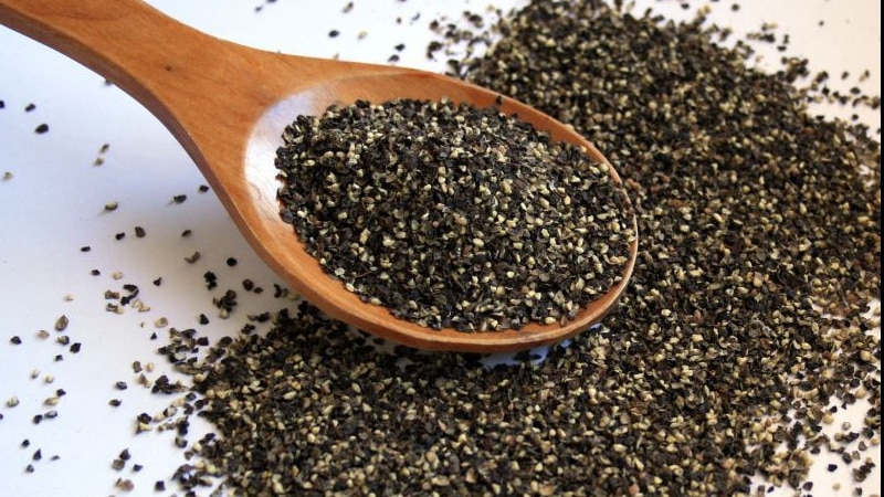 The health benefits and harms of ground black pepper, rules and methods of its use